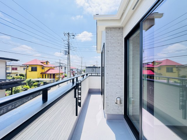 松戸市八ケ崎３丁目新築戸建【八ヶ崎第二小学校:5分】のバルコニー|南東向きワイドバルコニー・日当たり良好♪