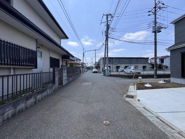 松戸市八ケ崎３丁目新築戸建【八ヶ崎第二小学校:5分】の前面道路含む現地写真|南東側前面道路・幅員約5ｍ