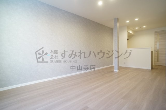 ガーデンハウス宝塚A棟の居間・リビング