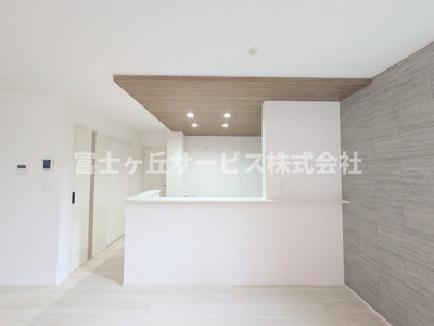 【キッチン】 | 浜松市中央区萩丘3丁目 4期 新築一戸建て | 前から見たキッチンです