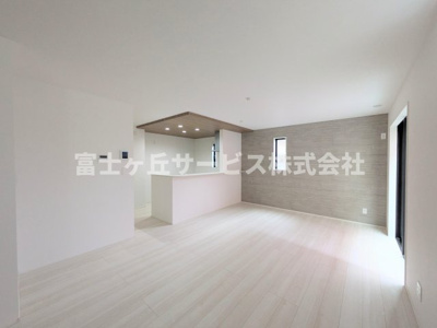 【居間・リビング】 | 浜松市中央区萩丘3丁目 4期 新築一戸建て | リビングダイニングです