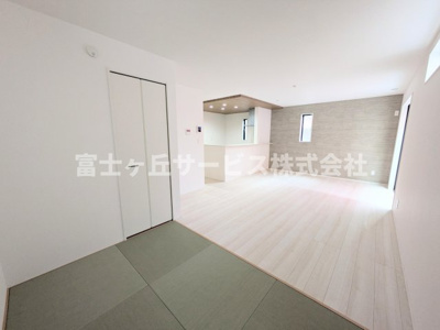 【和室】 | 浜松市中央区萩丘3丁目 4期 新築一戸建て | リビング横の和室です