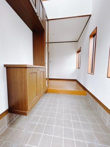 【中古戸建】佐波郡玉村町1期の玄関|■玄関｜収納豊富な玄関♪全身ミラー付き収納もあり、お出かけ前の身だしなみチェックもバッチリです！
