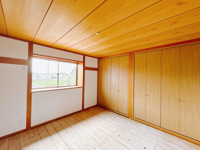 【中古戸建】佐波郡玉村町1期の和室|■2階和室｜和室を書斎にしたり、冬にはコタツを敷いて家族みんなで年越しをするのもいいですね。家族みんなのお気に入りの空間になります♪