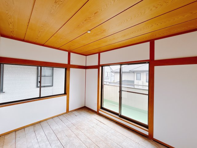 【中古戸建】佐波郡玉村町1期の和室|■2階和室｜意外と場所をとるアイロンがけや、お洗濯物を畳むときにも広々と使うことができ、ちょっと一休みしたいとき、すぐに横になれるのも魅力です♪