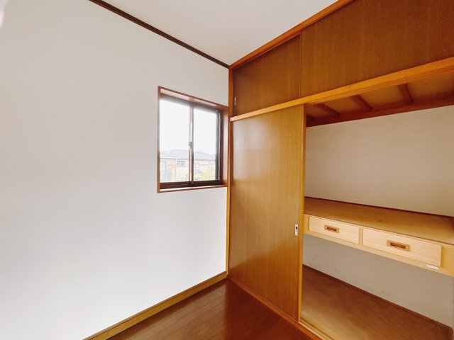 【中古戸建】佐波郡玉村町1期の収納|■納戸｜家族みんなで使える広々とした収納スペースは、季節の品から思い出の品まで、たっぷりしまっておけます。