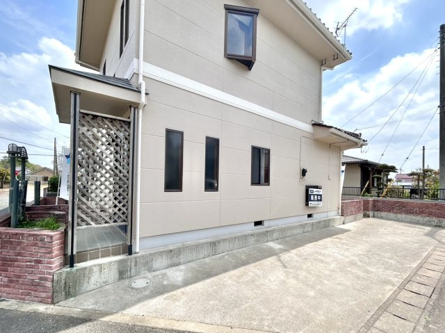 【中古戸建】佐波郡玉村町1期の外観|■駐車｜駐車2台可能な、余裕あるスペース。来客用の駐車スペースまで確保されているのがうれしい♪