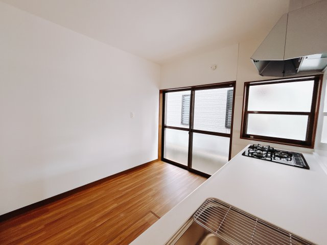 【中古戸建】佐波郡玉村町1期のキッチン|■キッチン｜ワークトップの幅が広く、お子様といっしょにお料理をつくったり、ちょっとしたパーティーも楽しめます。フラットなのでお掃除がしやすいのもポイントです♪