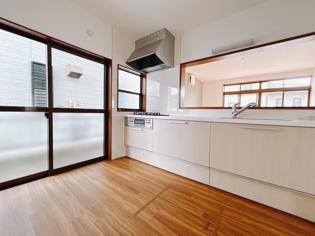 【中古戸建】佐波郡玉村町1期のキッチン|■キッチン｜作業がはかどる広々カウンタースペース。会話がはずむ「オープンキッチン」なので家族とのコミュニケーションも活発になります。