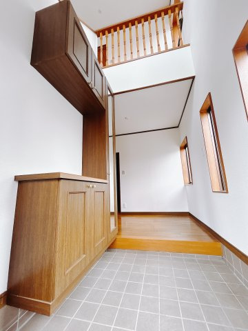 【中古戸建】佐波郡玉村町1期の玄関|■玄関｜玄関ホールは吹抜けになっています♪吹抜けなので開放的・日当たり◎
です♪