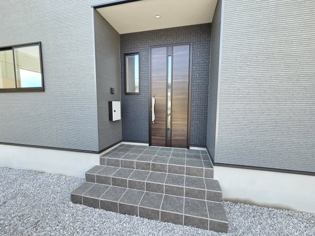 新築　伊勢崎市今泉町1期　2号棟の玄関|現地写真　TVモニタードアホン付きなので防犯面も安心です！