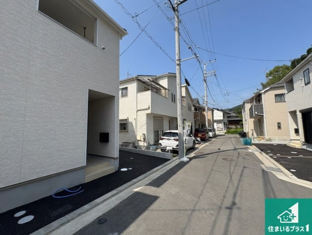 交野市私市　第11期　新築一戸建ての前面道路含む現地写真|周辺は閑静な住宅街！前面道路広々で車の出し入れも便利です。駐車が苦手な方でも安心して車庫入れできます！