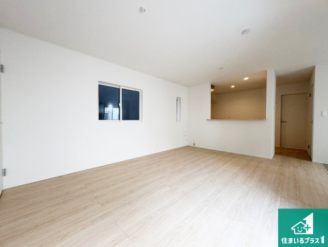 交野市私市　第11期　新築一戸建ての居間・リビング|シンプルなリビングは、観葉植物等のインテリアを楽しめますね！パパ好みにも、ママ好みにも家具次第で雰囲気を変えることができます！