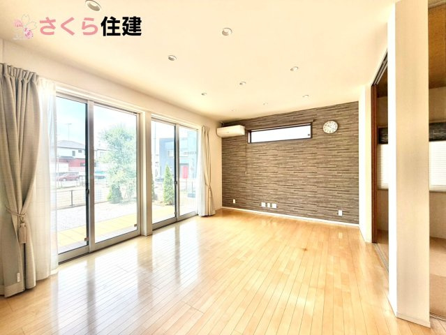 杜の里ニュータウン小山羽川　中古戸建ての居間・リビング|室内にいてもたっぷりの陽光感じていただける、開放感あふれるリビングです。	
