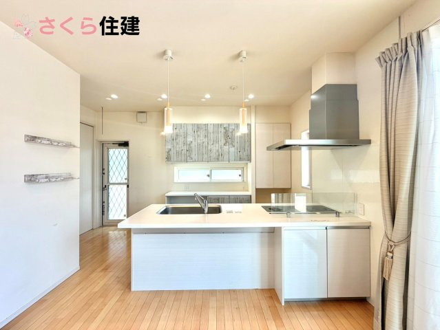 杜の里ニュータウン小山羽川　中古戸建てのキッチン|対面式システムキッチン。リビングを見渡せるキッチンで家族の様子をうかがいながら料理がはかどりそう！