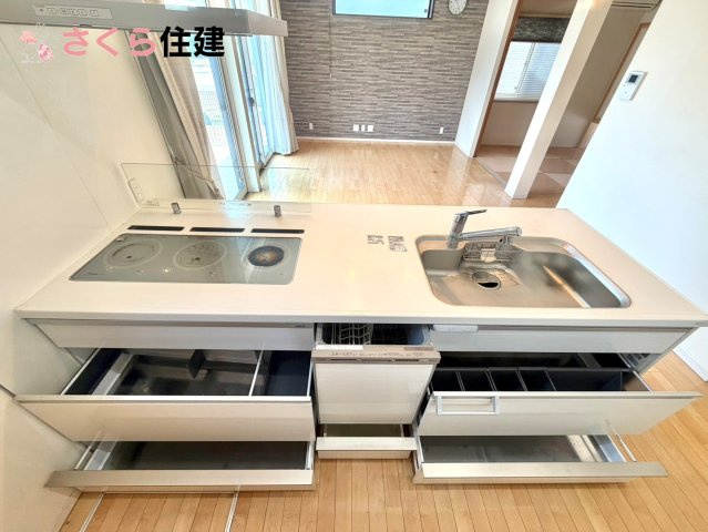 杜の里ニュータウン小山羽川　中古戸建てのキッチン|キッチン下収納は奥まで引き出せるので、大きく屈まなくても楽に必要なものがパッと取り出せます！