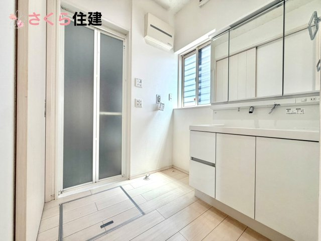 杜の里ニュータウン小山羽川　中古戸建ての独立洗面台|ゆとりある広さの洗面所。両サイド収納の洗面台で、二人ならんで同時の身支度もスムーズです。
