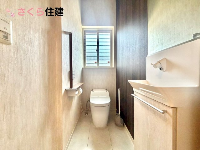 杜の里ニュータウン小山羽川　中古戸建てのトイレ|トイレは各階完備。夜、トイレに起きても、2階の寝室から1階のトイレに降りる必要はありません。