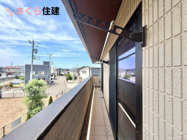 杜の里ニュータウン小山羽川　中古戸建てのバルコニー|ワイドバルコニー♪家族全員分の布団もゆったり並べられるます♪
