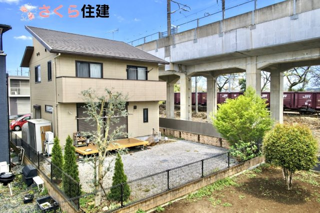 杜の里ニュータウン小山羽川　中古戸建ての外観|おしゃれな外観と広々とした南庭！周辺は落ち着いた住環境で、長く安心して暮らせる一邸です。