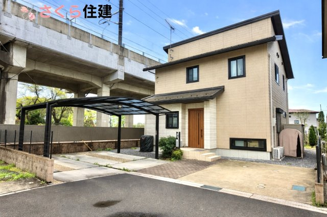杜の里ニュータウン小山羽川　中古戸建ての駐車場|カースペース３台可能です。2台分のカーポート完備！