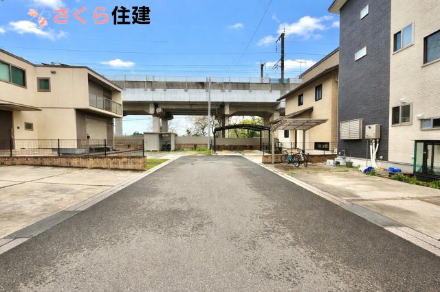 杜の里ニュータウン小山羽川　中古戸建ての前面道路含む現地写真|前面道路北側幅員６ｍ　車の出入りもラクラク！