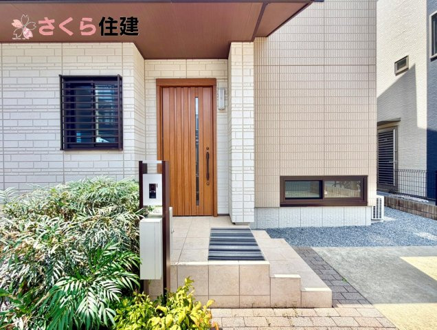 杜の里ニュータウン小山羽川　中古戸建ての玄関|夜間でも来訪者の顔を認識できるLEDライトを装備！ＴＶモニター付きインターフォンで安心のセキュリティ