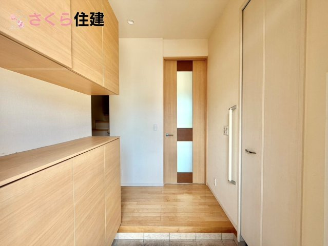 杜の里ニュータウン小山羽川　中古戸建ての玄関|人を迎え入れる最初の場所は清潔感がある空間にして、帰った時も『我が家』を最初に感じて貰える素敵な空間