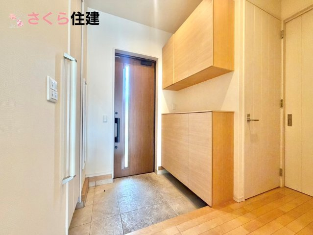 杜の里ニュータウン小山羽川　中古戸建ての玄関|玄関がいつも片づく大型シューズボックス。お子様の靴のサイズが大きくなっていっても安心の広々スペース！