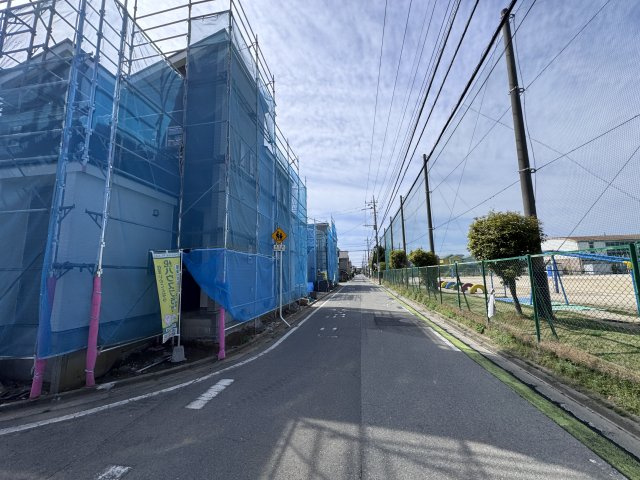 松戸市新松戸６丁目新築戸建【新松戸南小学校：4分】の前面道路含む現地写真|西側前面道路・幅員約6ｍ