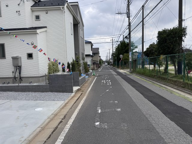 松戸市新松戸６丁目新築戸建【新松戸南小学校：4分】の前面道路含む現地写真|西側前面道路・幅員約6ｍ