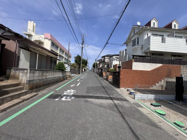 松戸市千駄堀新築戸建【寒風台小学校:8分】の前面道路含む現地写真|北西側前面道路・幅員約6ｍ