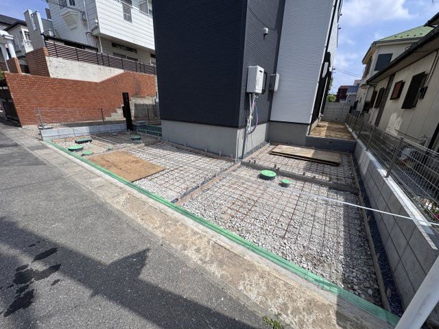 松戸市千駄堀新築戸建【寒風台小学校:8分】の駐車場|駐車スペース・2台駐車可（4月14日撮影）