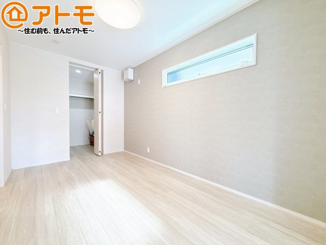 【寝室】 | 駿河区八幡5丁目8期　新築戸建　1号地 | アクセントクロスが印象的なお部屋です。お気に入りの家具に囲まれてゆったり過ごしたいですね♪