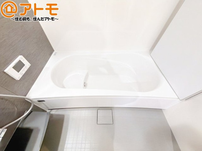 【浴室】 | 駿河区八幡5丁目8期　新築戸建　2号地 | お子様やお年寄りが使いやすいだけでなく、半身浴にも便利なベンチタイプの湯舟です。お湯の節約にも！