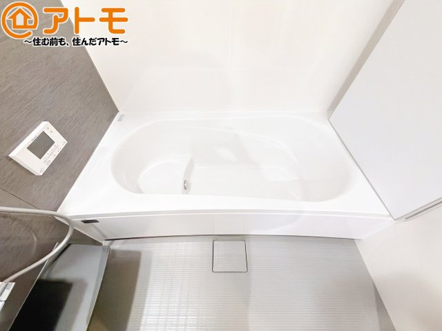 【浴室】 | 駿河区八幡5丁目8期　新築戸建　2号地 | お子様やお年寄りが使いやすいだけでなく、半身浴にも便利なベンチタイプの湯舟です。お湯の節約にも！