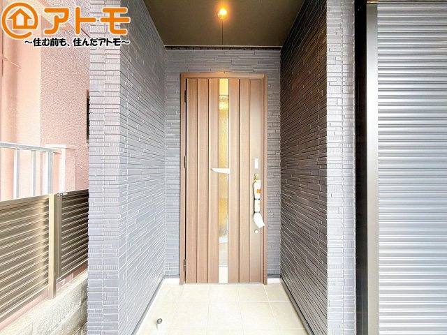 【玄関】 | 駿河区八幡5丁目8期　新築戸建　2号地 | 落ち着いた色合いの玄関はダブルロックで防犯性に優れた仕様になっています♪