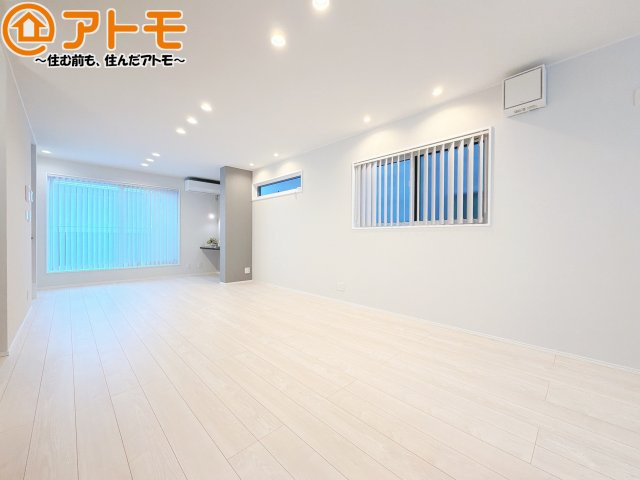 【居間・リビング】 | 駿河区八幡5丁目8期　新築戸建　2号地 | 日当たりのよいリビングは、一年を通してぽかぽかとしています。家族が自然と集まる空間になりそうですね♪