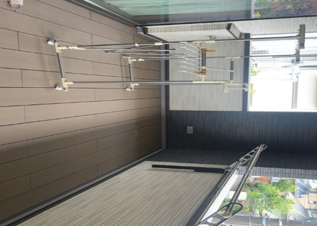 【バルコニー】 | バルコニーは、室外の専用スペースのうち、「屋根がなく開放された空間」であるものを指します。ベランダより広いタイプのものが多く、日当たりもよいため家庭菜園などを楽しみたい人にとって適した環境となります。