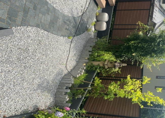 【庭】 | 庭があることでガーデニングや家庭菜園はもちろん、こどもの遊び場やペットを放して遊ぶことができます。また、家の周囲に余裕があるということです。隣地との間があれば、十分な日当たりと、風通しが確保できます。