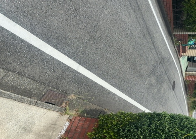 【前面道路含む現地写真】 | 住宅用の土地では前面道路に2m以上接していなければならないと法律で定められています。しかし、お持ちの車のサイズやライフスタイルなどにより、2mでは利便が悪い場合もございますので、事前に確認しましょう。