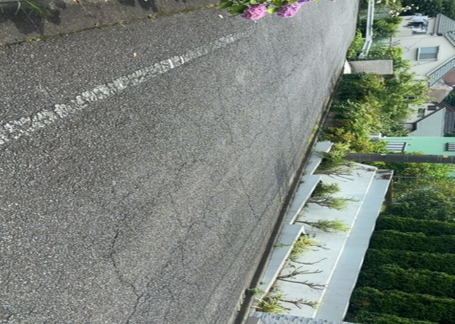 【前面道路含む現地写真】 | お持ちの車種によっては前面道路が広い方が便利でしょう。しかし、前面道路が広ければその分交通量が多くなるため、騒音などが気になる場合があります。実際に現地を見学し、周辺交通量や騒音などを確認しましょう！