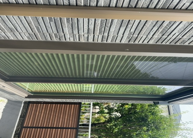 【内装】 | サッシは、ガラス窓に使用される金属製の窓枠です。一般的に住宅建築では、金属製建具工事の段階でガラス類・玄関などと同時に設置されます。種類や構造により断熱性能や遮音性能が異なるので現地でご確認ください。