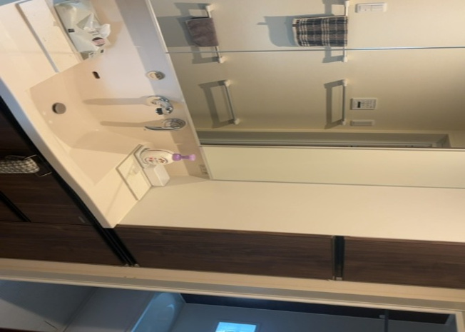 【脱衣所】 | 多くの戸建て住宅で見かける洗面脱衣所は、洗面台と洗濯機が2畳ほどのスペースに並べられていて、洗面所が脱衣所を兼ね備えている間取りが一般的です。お客様が利用することもある、パブリックな空間でもあります。