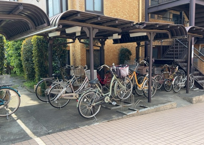 【駐車場】 | ライオンズマンション相模が丘 | 車一台あたりに必要なスペースは、標準サイズの普通自動車で横幅2m50cm、長さ5mは必要になります。ただし、乗降のことも考慮して横幅3m30cm、長さ5m50cmほどは確保できるところを選びましょう。