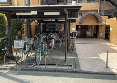 【駐車場】 | ライオンズマンション相模が丘 | 駐車場と明記されていても、最小スペースでつくられた駐車場だと大型車は駐車できなかったり、出入りしにくくなったりする可能性があります。お車のサイズと購入したい物件の駐車場のサイズを現地で確認しましょう。