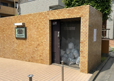 【設備】 | ライオンズマンション相模が丘 | 共有部分は、住民なら誰もが使える設備のこと。例えば駐車場やエレベーター、インターネット設備、セキュリティ設備などがあります。他にも、マンションの廊下・外部階段やエントランス・ゴミ置き場などがあります。