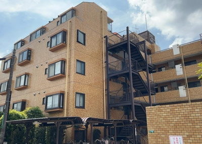 【構造・工法・仕様】 | ライオンズマンション相模が丘 | ＲＣ造、Reinforced Concreteは直訳すると補強されたコンクリートです。主に柱や梁・床・壁が鉄筋とコンクリートで構成おり、鉄筋を組んだ型枠にコンクリートを流し込んで固めたものを指します。