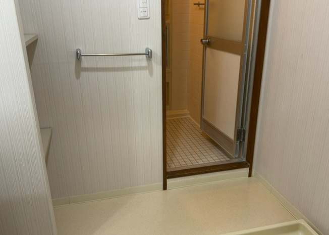 【脱衣所】 | ライオンズマンション相模が丘 | 洗面脱衣所は「体を綺麗に整える場所」という目的と役割を持っています。そして便利で使い勝手のいい「体を綺麗に整える場所」にするためには、配置や動線、照明や収納計画をしっかりと検討しておく必要があります。