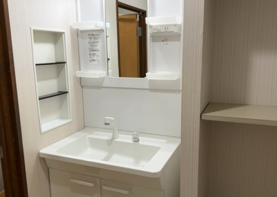【独立洗面台】 | ライオンズマンション相模が丘 | 洗面化粧台では顔を洗ったり、身だしなみを整えることが本来の使い方ですが、用途によっては洗面化粧台に求められる機能が違ってくるため、ご自身や家族のライフスタイルに合ったものを選ぶことをおすすめ致します。